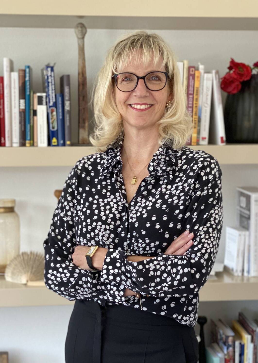 Portrait Sandra Völler_Bücherregal_2020 Sandra Völler