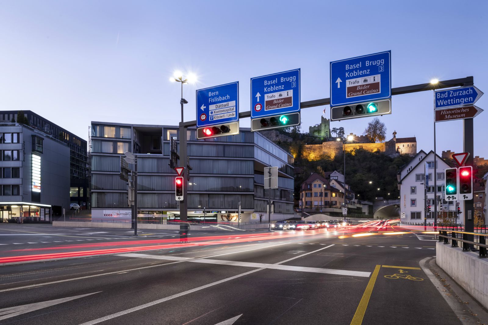 BadenSchulhausplatz02 Strassenschilder und Lichtsignale an einer Kreuzung. Bild von der VR AG.